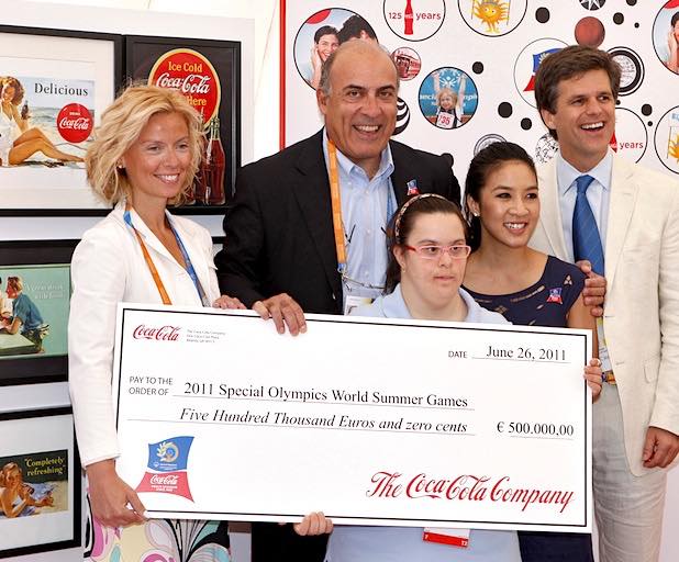 Muhtar Kent presents €500,000 to Special Olympics committee