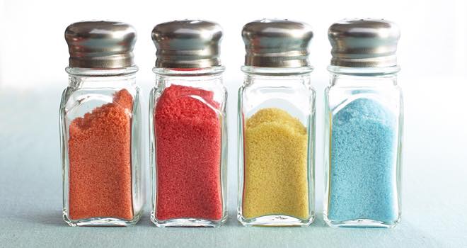 Fruit and vegetable essence coloured low-sodium salt designed for kids