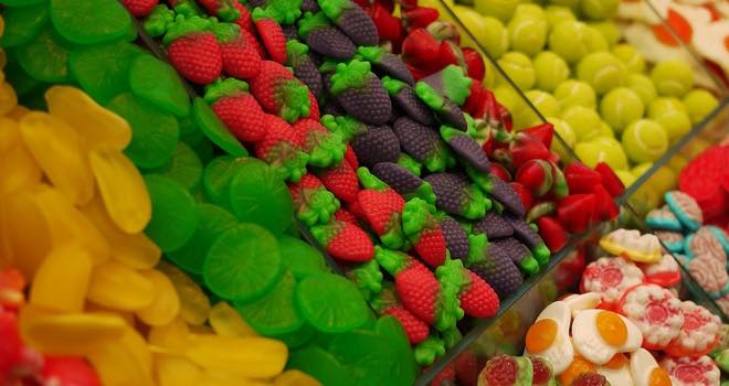 Bright, colourful packaging may entice children to unhealthy foods, report finds