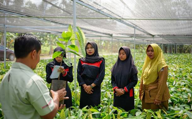 Barry Callebaut and Deloitte collaborate to support cocoa farmers in Indonesia
